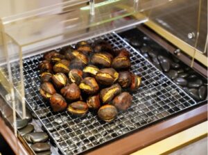 焼き芋機に陳列した焼き栗